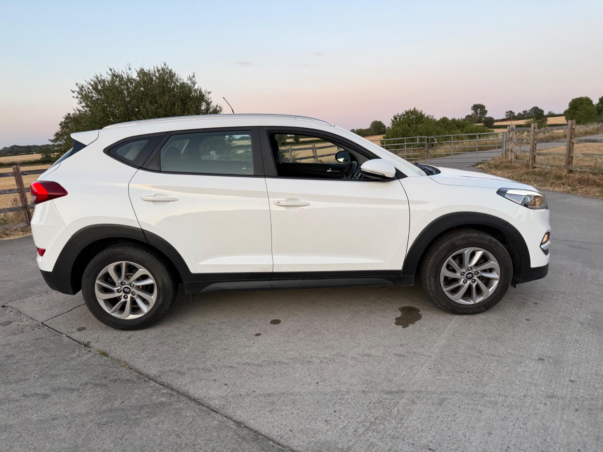 Hyundai TUCSON 2.0 CRDi Premium SE 4WD Euro 6 5dr — photo 76 of 102